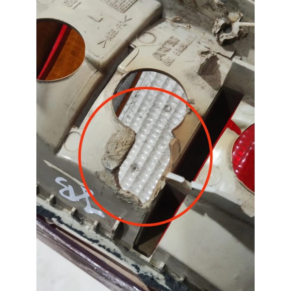 Lanterna Traseira Corsa 1994 A 1999 Lado Esquerdo Detalhe Esquerdo/motorista Tricolor