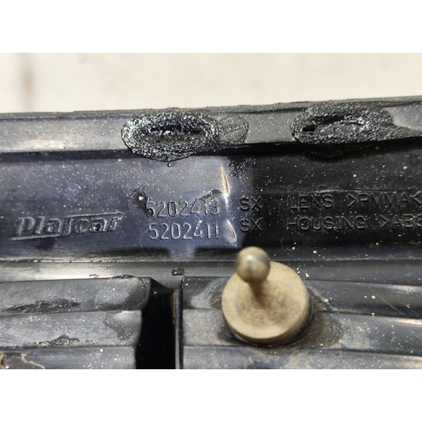 Lanterna Tampa Traseira Strada 2009 A 2013 Esquerdo Detalhe Esquerdo/motorista Vermelho