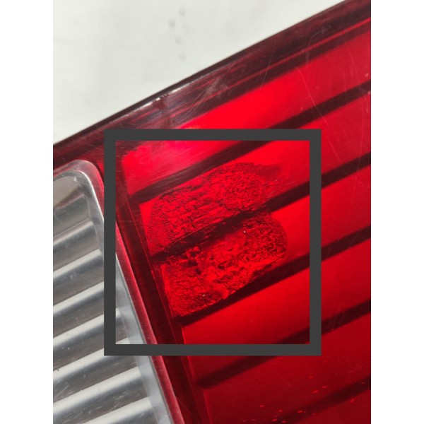 Lanterna Tampa Traseira Strada 2009 A 2013 Esquerdo Detalhe Esquerdo/motorista Vermelho