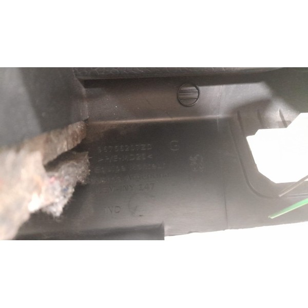 Acabamento Traseiro Esquerdo Porta Malas Peugeot 308 Detalhe