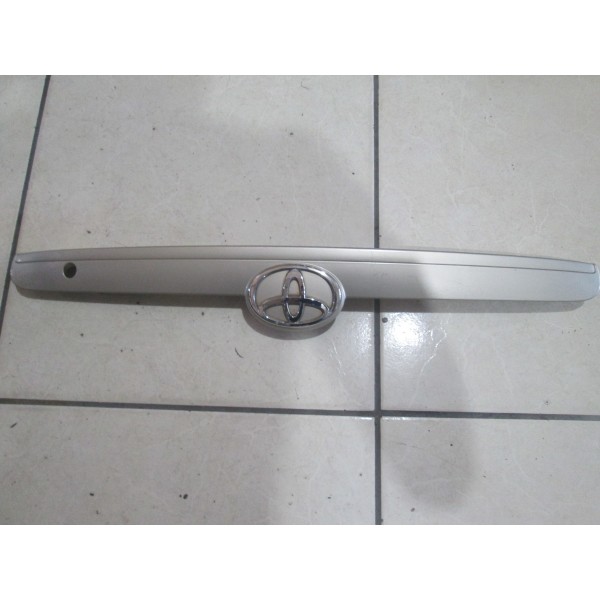 Friso Tampa Traseira C/ Emblema Toyota Corolla Fielder 03/07