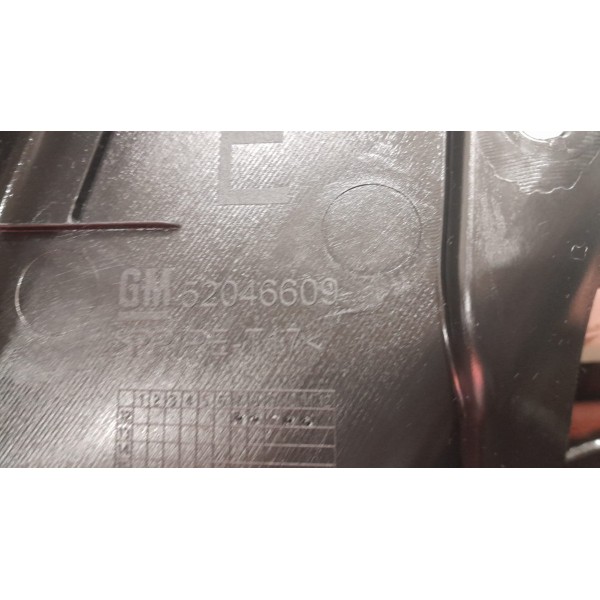 Moldura Coluna Tras Esq Chevrolet Onix 15 Original 52046609