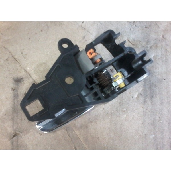 Maçaneta Interna Cromada Porta Diant Esq Triton L200 Dianteira