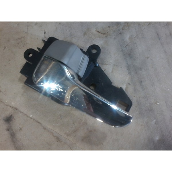 Maçaneta Interna Cromada Porta Diant Esq Triton L200 Dianteira